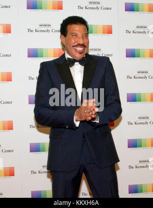 Washington DC, USA. Dezember 2017. Lionel Richie trifft am Samstag, den 2. Dezember 2017, zu dem offiziellen Künstleressen ein, das die Empfänger der 40. Jährlichen Kennedy Center Honours ehrt, die von dem Außenminister Rex Tillerson der Vereinigten Staaten im US-Außenministerium in Washington, DC veranstaltet werden. Die Honoratioren von 2017 sind: Die amerikanische Tänzerin und Choreografin Carmen de Lavallade; die kubanische amerikanische Singer-Songwriterin und Schauspielerin Gloria Estefan;; der amerikanische Fernsehautor und Produzent Norman Lear; und der amerikanische Musiker und Plattenproduzent Lionel Richie. Kredit: MediaPunch Inc/Alamy Live News Stockfoto