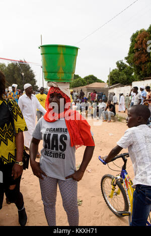 Gambia. 2. Dez 2017. Tausende von Gambians versammelt, Präsident von Adamas Barrow Jahrestag Feier am Buffer-Zone Fußball Park in Latrikunda, Gambia zu feiern. Adama Barrow ist sehr beliebt bei den jungen Gambians. Barrow hat Jugendbewegung für die nationale Entwicklung löste nach dem Yahya Jammeh, autoritäre Präsident von Gambia von 22 Jahren, Niedergang. Eine junge Gambischen Frau trägt ein t-shirt Lesen "Gambia" beschlossen hat. Quelle: ZEN-Zaneta Razaite/Alamy leben Nachrichten Stockfoto