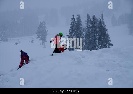 Mount Bachelor, Bend, Oregon, USA, 2. Dezember 2017. Kinder spielen und Rodeln Stockfoto