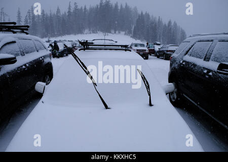 Mount Bachelor, Bend, Oregon, USA, 2. Dezember 2017. Starker Schneefall führte dazu, dass viele Skifahrer früh verlassen am Mount Bachelor Ski Resort. Stockfoto