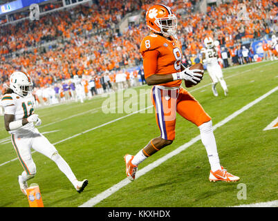 Charlotte, Florida, USA. 2. Dez, 2017. MONICA HERNDON | Zeiten. Clemson Tiger wide receiver Deon Kain (8) joggt in die Ende Zone für einen dritten Quartal Touchdown gegen die Miami Hurricanes in der ACC Meisterschaft Spiel Samstag, Dezember 02, 2017 in Charlotte, NC. Credit: Monica Herndon/Tampa Bay Zeiten/ZUMA Draht/Alamy leben Nachrichten Stockfoto