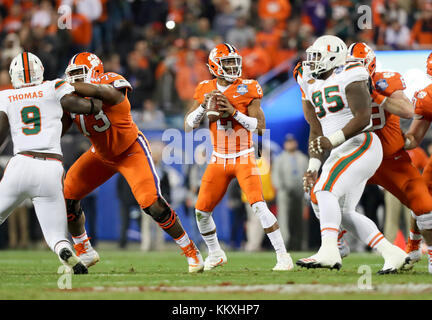 Charlotte, Florida, USA. 2. Dez, 2017. MONICA HERNDON | Zeiten. Clemson Tiger quarterback Kelly Bryant (2) Fällt ein Pass im zweiten Quartal gegen die Miami Hurricanes in der ACC Meisterschaft Spiel Samstag, Dezember 02, 2017 in Charlotte, NC. Credit: Monica Herndon/Tampa Bay Zeiten/ZUMA Draht/Alamy leben Nachrichten Stockfoto