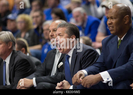 Lexington, Kentucky, USA. 2. Dezember, 2017. Samstag, Dezember 2, 2017 Rupp Arena, Lexington, KY, USA, Trainer Calipari schreiend auf seine Spieler während einer Universität von Kentucky Mens Basketball Spiel. Credit: Danny Pendleton/Alamy leben Nachrichten Stockfoto