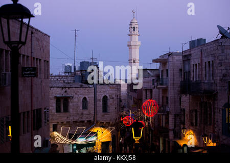 Bethlehem, West Bank. 2. Dezember, 2017. festliche Lichter der Weihnachtsferien mit der Moschee im Hintergrund kombiniert einzigartige Atmosphäre schaffen. Straßen Leuchten mit Holiday Lights in Erwartung der großen Menge der Touristen und Pilger ankommen für Weihnachten. Credit: Gabi Berger/alamy leben Nachrichten Stockfoto