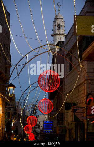 Bethlehem, West Bank. 2. Dezember, 2017. festliche Lichter der Weihnachtsferien mit der Moschee im Hintergrund kombiniert einzigartige Atmosphäre schaffen. Straßen Leuchten mit Holiday Lights in Erwartung der großen Menge der Touristen und Pilger ankommen für Weihnachten. Credit: Gabi Berger/alamy leben Nachrichten Stockfoto