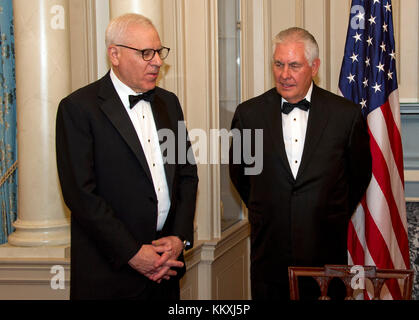 Washington DC, USA. Dezember 2017. David M. Rubenstein, Chairman, John F. Kennedy Center for the Performing Arts, Left und United States Secretary of State Rex Tillerson, rechts, In der Diskussion vor den fünf Empfängern des 40. Jährlichen Kennedy Center Honors, die sich für ein Gruppenfoto nach einem Abendessen posieren, das von Sekretär Tillerson zu ihren Ehren im US-Außenministerium in Washington, DC am Samstag, 2. Dezember 2017 veranstaltet wurde. Gutschrift: Ron Sachs/Pool über CNP /MediaPunch Credit: MediaPunch Inc/Alamy Live News Stockfoto