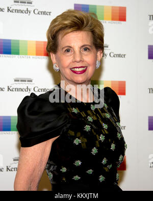 Adrienne Arsht kommt am Samstag, den 2. Dezember 2017, zum offiziellen Artist's Dinner zu Ehren der Empfänger des 40. Jährlichen Kennedy Center Honors, das von US-Außenministerin Rex Tillerson im US-Außenministerium in Washington, DC veranstaltet wurde. Die 2017 Preisträger sind: Die US-amerikanische Tänzerin und Choreografin Carmen de Lavallade, die kubanische Singer-Songwriterin und Schauspielerin Gloria Estefan, die US-amerikanische Hip-Hop-Künstlerin und Entertainment-Ikone LL COOL J, der US-amerikanische Fernsehautor und Produzent Norman Lear sowie der US-amerikanische Musiker und Plattenproduzent Lionel Richie. Kredit: Ron Sachs/Pool über CNP - N Stockfoto