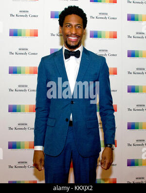 Jon Batiste kommt am Samstag, den 2. Dezember 2017, zum offiziellen Artist's Dinner zu Ehren der Empfänger des 40. Jährlichen Kennedy Center Honors, das von US-Außenminister Rex Tillerson im US-Außenministerium in Washington, DC veranstaltet wurde. Die 2017 Preisträger sind: Die US-amerikanische Tänzerin und Choreografin Carmen de Lavallade, die kubanische Singer-Songwriterin und Schauspielerin Gloria Estefan, die US-amerikanische Hip-Hop-Künstlerin und Entertainment-Ikone LL COOL J, der US-amerikanische Fernsehautor und Produzent Norman Lear sowie der US-amerikanische Musiker und Plattenproduzent Lionel Richie. Kredit: Ron Sachs/Pool über CNP - KEIN W Stockfoto