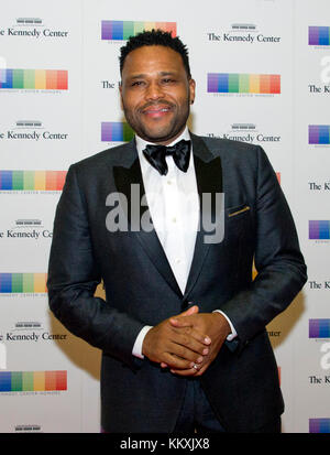 Der Schauspieler Anthony Anderson kommt am Samstag, den 2. Dezember 2017, zum offiziellen Artist's Dinner zu Ehren der Empfänger des 40. Jährlichen Kennedy Center Honors, das von US-Außenminister Rex Tillerson im US-Außenministerium in Washington, DC veranstaltet wurde. Die 2017 Preisträger sind: Die US-amerikanische Tänzerin und Choreografin Carmen de Lavallade, die kubanische Singer-Songwriterin und Schauspielerin Gloria Estefan, die US-amerikanische Hip-Hop-Künstlerin und Entertainment-Ikone LL COOL J, der US-amerikanische Fernsehautor und Produzent Norman Lear sowie der US-amerikanische Musiker und Plattenproduzent Lionel Richie. Guthaben: Ron Sachs/Pool Via Stockfoto