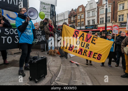 Dezember 2, 2017 - London, UK. 2. Dezember 2017. Ein kraftvoller Song erinnert uns daran, dass Gehäuse ist über Häuser nicht Gewinn bei der Kundgebung von cressingham Gärten Bewohner an der Lambeth Rathaus, wo Sie eine Petition auf lambeth Rat genommen hatte einen Stimmzettel von Bewohnern über ihre Pläne für die Immobilien zu demolieren zu halten. Seit der letzten Konferenz der Labour Party, Party Politik ist, dass kein Abriss des Rates Fincas ohne Zustimmung erfolgen sollte, sondern Lambeth Rat scheinen entschlossen, diese zu ignorieren und weiter mit ihren Plänen für eine sogenannte "Generation", die sehen würde, alle 300 Wohnungen abgerissen, ohne Stockfoto