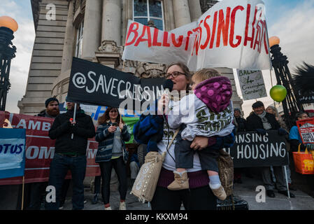 Dezember 2017 – London, Großbritannien. Dezember 2017. Ein kraftvolles Lied erinnert uns daran, dass es sich bei Wohnungsbau um Häuser handelt, die bei der Kundgebung der Bewohner von Cressingham Gardens im Lambeth Town Hall nicht profitieren, wo sie eine Petition eingereicht hatten, in der sie den Rat von Lambeth aufforderten, eine Abstimmung über ihre Pläne zur Zerstörung des Anwesens abzuhalten. Seit der letzten Labour-Konferenz ist die Parteipolitik, dass keine Abrisse von stadträumen ohne Zustimmung erfolgen sollten, aber der Rat von Lambeth scheint entschlossen zu sein, dies zu ignorieren und seine Pläne für eine sogenannte "Regeneration" fortzusetzen, bei der alle 300 Häuser ohne irgendeine abgerissen werden Stockfoto