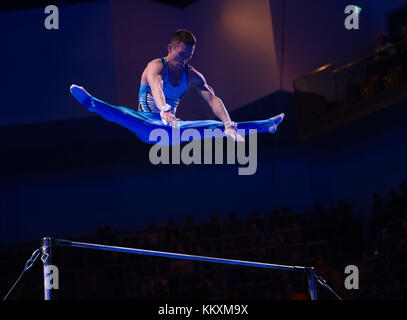 Ludwigsburg, Deutschland. Dezember 2017. David Belyavskiy vom KTV Straubenhardt am Querbalken beim Finale der Deutschen Turnliga in Ludwigsburg, 2. Dezember 2017. Deniz Calagan/dpa/Alamy Live News Stockfoto