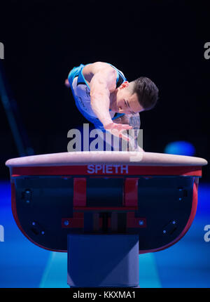 Ludwigsburg, Deutschland. Dezember 2017. Marcel Nguyen vom KTV Straubenhardt springt im Gewölbefinale der Deutschen Turnliga in Ludwigsburg, 2. Dezember 2017. Deniz Calagan/dpa/Alamy Live News Stockfoto