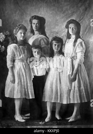 Das Bild zeigt die russische kaiserliche Familie, bekannt als OTMAA, aus dem Jahr 1910. OTMAA bezieht sich auf die vier Töchter des Zaren Nikolaus II.: Olga, Tatiana, Maria und Anastasia, die Teil der Romanov-Dynastie waren. Das Jahr 1910 markiert eine bedeutende Periode in der russischen Geschichte vor dem Umbruch der russischen Revolution. Stockfoto