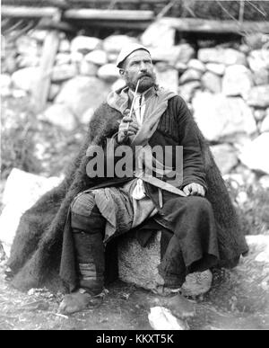 Alte Bauern mit Dolch und lange rauchen Pfeife, Mestia, Svanetien, Georgien (Republik) Stockfoto