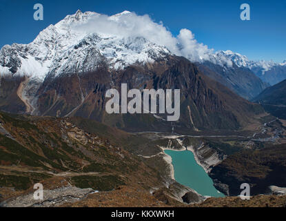 Mit Blick auf Birendra Tal und Kutang Himal an der tibetischen Grenze vom Manaslu Basecamp Trail, Nepal Stockfoto