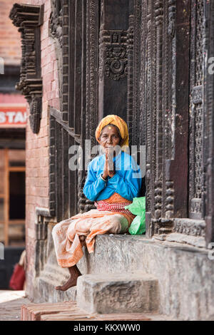 Frau auf Tempel schritt Gruß Namaste, Bhaktapur, Nepal Stockfoto