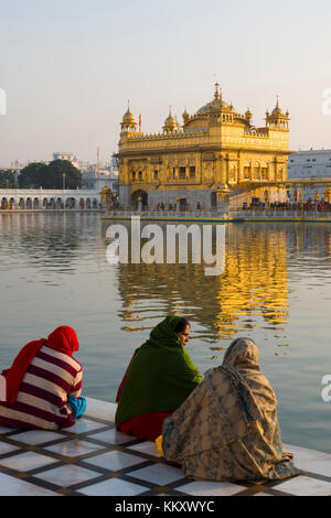 Sikh Anhänger an den Goldenen Tempel, der zentralen religiösen Ort der Sikhs, in Amritsar, Punjab Stockfoto