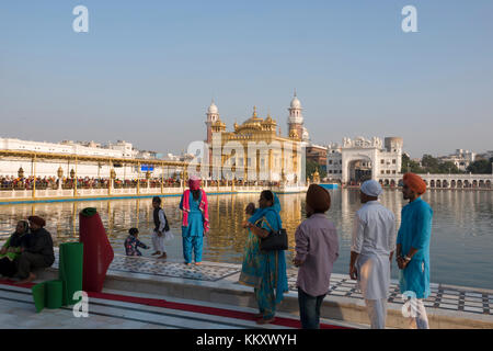 Sikh Anhänger an den Goldenen Tempel, der zentralen religiösen Ort der Sikhs, in Amritsar, Punjab Stockfoto