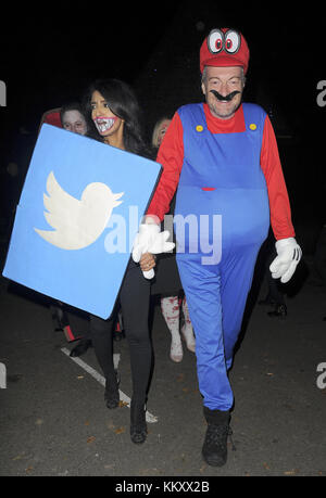 Prominente nehmen an Jonathan Ross' Halloween Party 2017 Teil mit: Konnie Huq, Charlie Brooker Where: Manchester, United Kingdom When: 01 Nov 2017 Credit: WENN.com Stockfoto