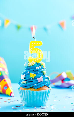 5. 5. Geburtstag Cupcake mit Kerze und Streuseln. Karte mockup. Stockfoto