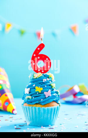 6. 6. Geburtstag Cupcake mit Kerze und Streuseln. Karte mockup. Stockfoto