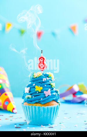 Achten 8. Geburtstag Cupcake mit Kerze blow up und Streuseln. Karte mockup. Stockfoto