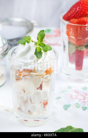 Dessert eton Mess mit Merengue, Beeren und Sahne, im Vintage Glas serviert Stockfoto