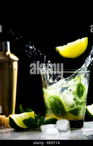 Sturm im Glas Mojito mit fliegenden Tropfen Cocktail. Stockfoto