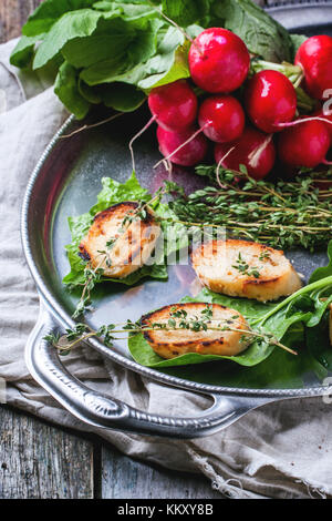 Fried Bread Croutons mit Kräutern und Radieschen auf Silber Fach siehe Serie Stockfoto