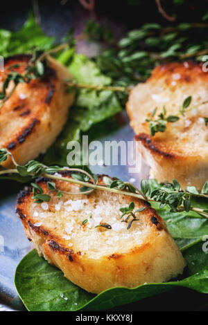 Fried Bread Croutons mit Thymian und Spinatblätter auf Silber Fach siehe Serie Stockfoto