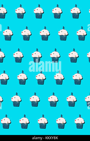Muffin wiederholte Muster auf blauem Hintergrund Stockfoto