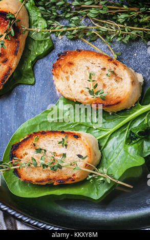 Fried Bread Croutons mit Thymian und Spinatblätter auf Silber fach Ansicht von oben Stockfoto