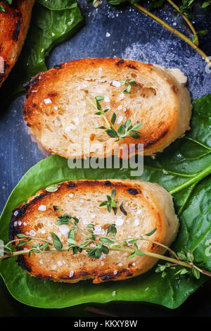 Fried Bread Croutons mit Thymian und Spinatblätter auf Silber fach Ansicht von oben Stockfoto