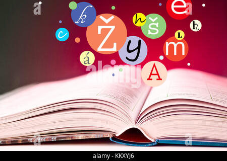 Literatur und Buch - ecucation in der Schule - Lesen fliegenden Buchstaben - Tschechische Sprache Stockfoto