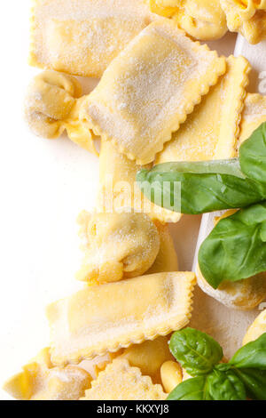 Hausgemachte Pasta und Ravioli Perle frisches Basilikum über Weiß Stockfoto