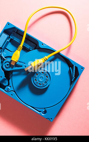Blau und Gelb Festplatte USB-Kabel Stockfoto