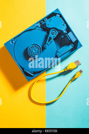 Blau und Gelb Festplatte USB-Kabel Stockfoto
