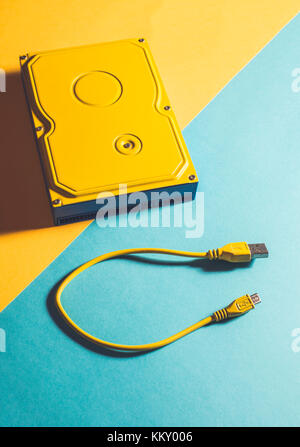 Blau und Gelb Festplatte USB-Kabel Stockfoto