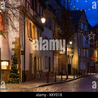 Alte Straße in der Nacht im Winter, Colmar, Frankreich Stockfoto