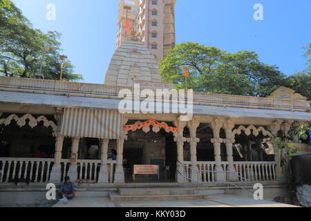 Menschen besuchen Mahalakshmi Tempel in Mumbai, Indien. Mahalakshmi Tempel ist einer der berühmtesten tempel in Mumbai in 1831 gebaut. Stockfoto