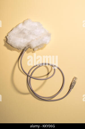 Wolken Konzeption mit Baumwolle cloud und USB-Kabel Stockfoto
