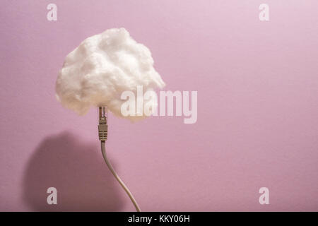 Wolken Konzeption mit Baumwolle cloud und USB-Kabel Stockfoto