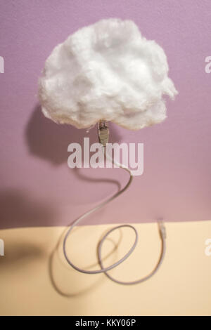 Wolken Konzeption mit Baumwolle cloud und USB-Kabel Stockfoto
