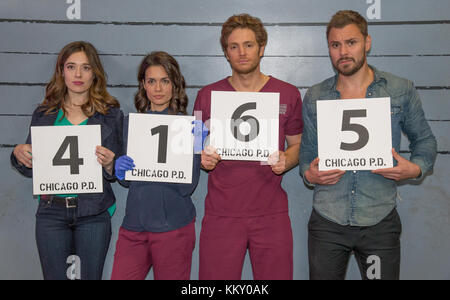 Hinter den Kulissen mit Schauspielern und Schlüsselcrew von Chicago Fire, Chicago Med und Chicago P.D. mit: Marina Squerciati, Torrey DeVitto, Nick Gehlfuss, Patrick John Flueger Where: Chicago, Illinois, Vereinigte Staaten Wann: 30 Oct 2017 Credit: WENN Stockfoto