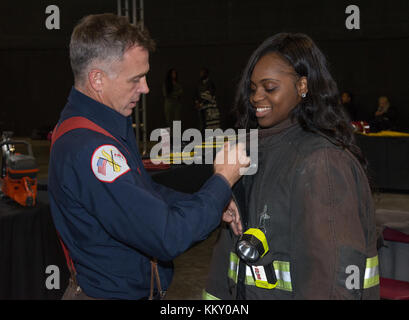 Hinter den Kulissen mit Darstellern und Schlüsselcrew von Chicago Fire, Chicago Med und Chicago P.D.: David Eigenberg zeigt einem Gast, wie man einen Feueranzug trägt. Wo: Chicago, Illinois, Vereinigte Staaten Wann: 30 Okt 2017 Credit: WENN Stockfoto