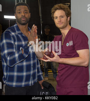 Hinter den Kulissen mit Darstellern und Schlüsselcrew von Chicago Fire, Chicago Med und Chicago P.D.: Nick Gehlfuss zeigt LaRoyce Hawkins seine blutige Orgelsammlung. Wo: Chicago, Illinois, Vereinigte Staaten Wann: 30 Okt 2017 Credit: WENN Stockfoto