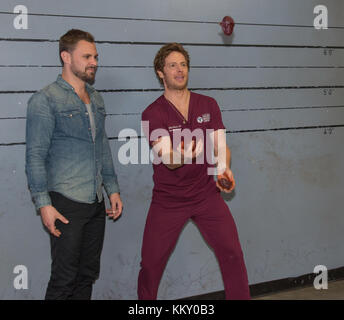 Hinter den Kulissen mit Schauspielern und Schlüsselcrew von Chicago Fire, Chicago Med und Chicago P.D. mit Patrick John Flueger sieht Nick Gehlfuss Orgeln jonglieren. Wo: Chicago, Illinois, Vereinigte Staaten Wann: 30 Okt 2017 Credit: WENN Stockfoto