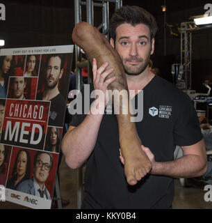 Hinter den Kulissen mit Darstellern und Schlüsselcrew von Chicago Fire, Chicago Med und Chicago P.D.: Colin Donnell hat ein Bein für dich. Wo: Chicago, Illinois, Vereinigte Staaten Wann: 30 Okt 2017 Credit: WENN Stockfoto