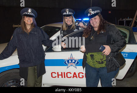 Hinter den Kulissen mit Darsteller und Crew von Chicago Fire, Chicago med und Chicago 1911-1915 mit: Gäste verkleiden wie die Chicago Polizei. Wo: Chicago, Illinois, United States wenn: 30 Okt 2017 Credit: wenn Stockfoto